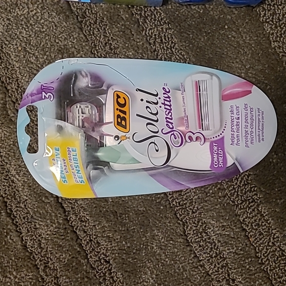 🆕️Shave Cream and Razor Bundle - Picture 2 of 9